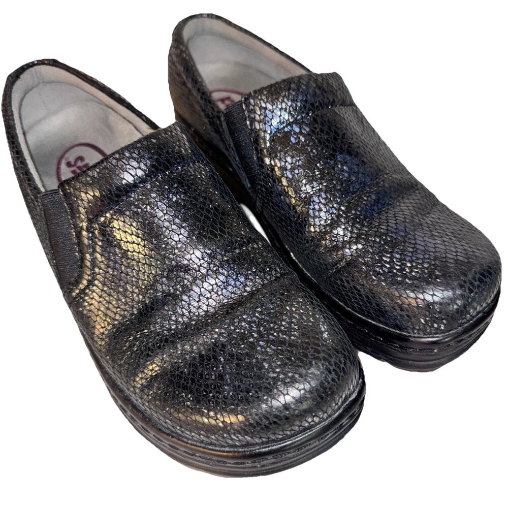Klogs Black Iridescent Snake Print Leather Shoes Klogs 7M Slip Resistant Nursing
